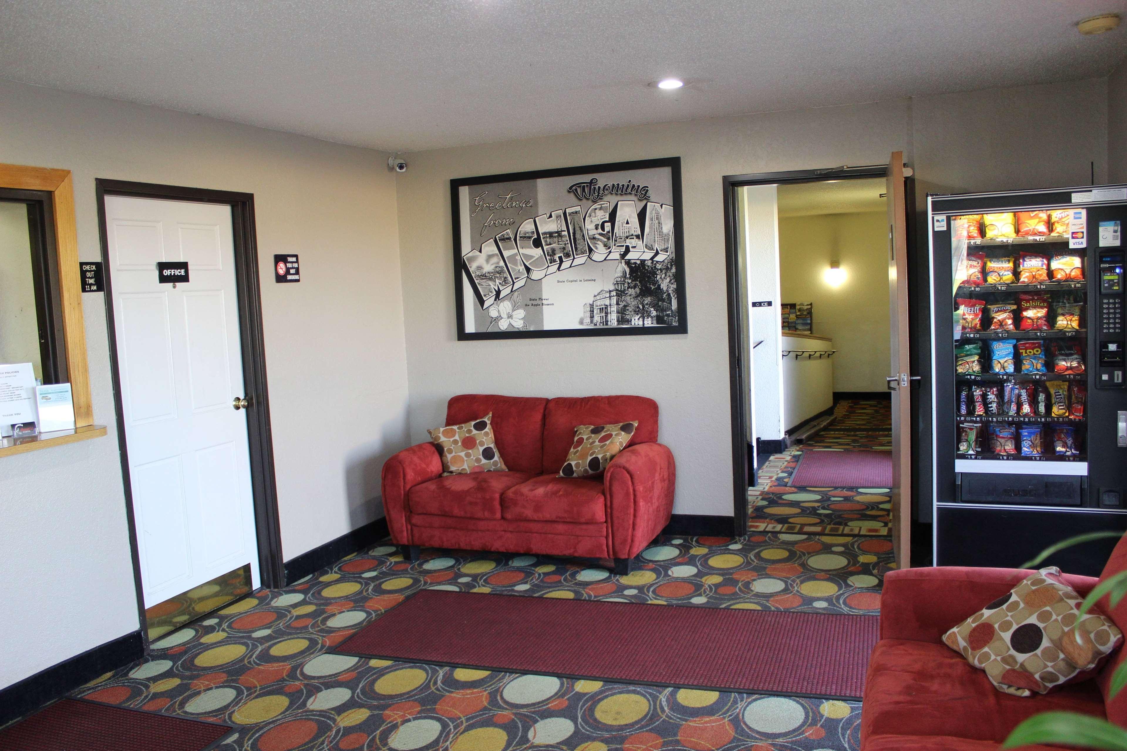 Super 8 Grand Rapids City Center Уайоминг Екстериор снимка