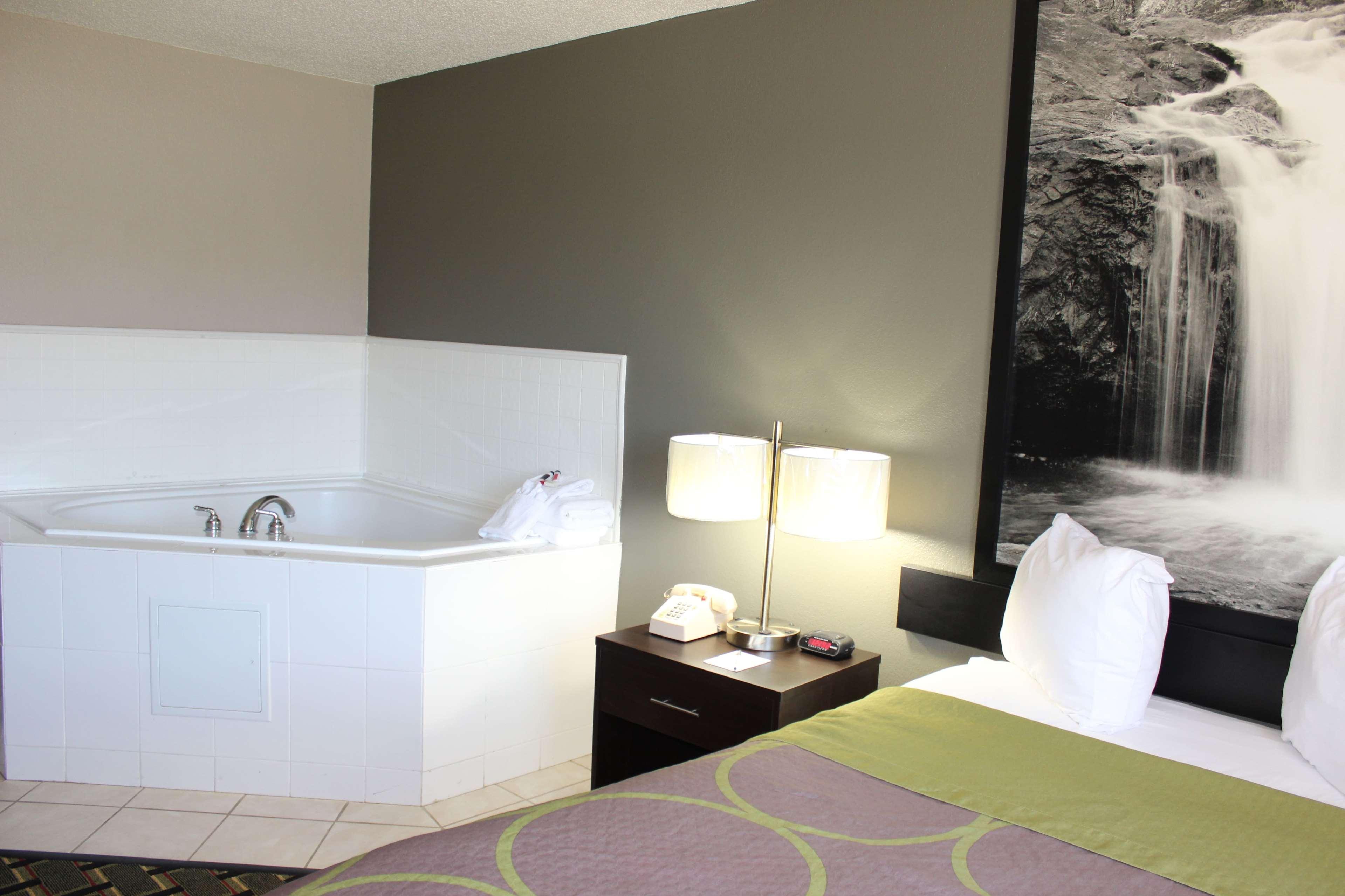 Super 8 Grand Rapids City Center Уайоминг Екстериор снимка
